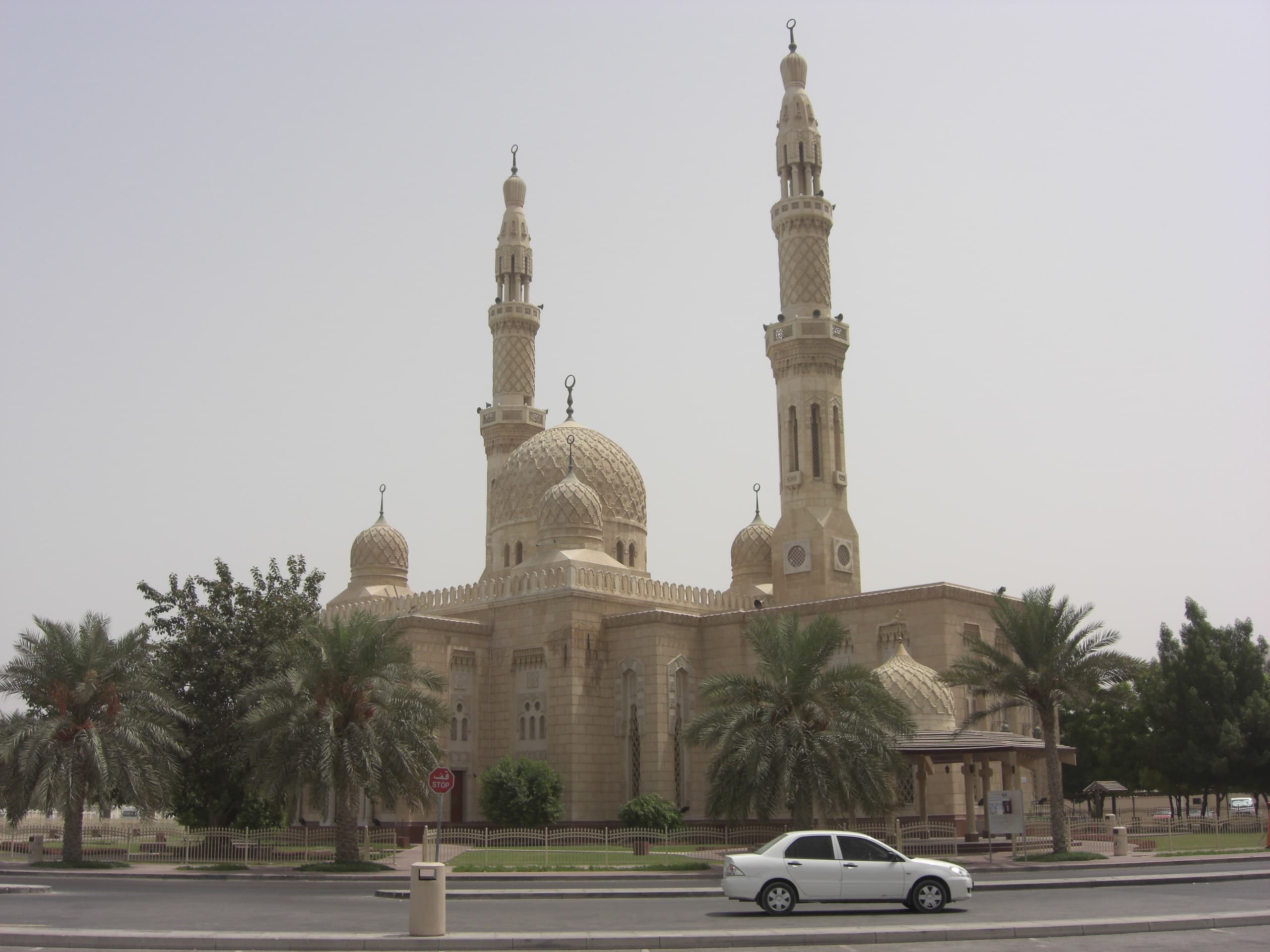 jumeirah_mosque_exterior.jpg